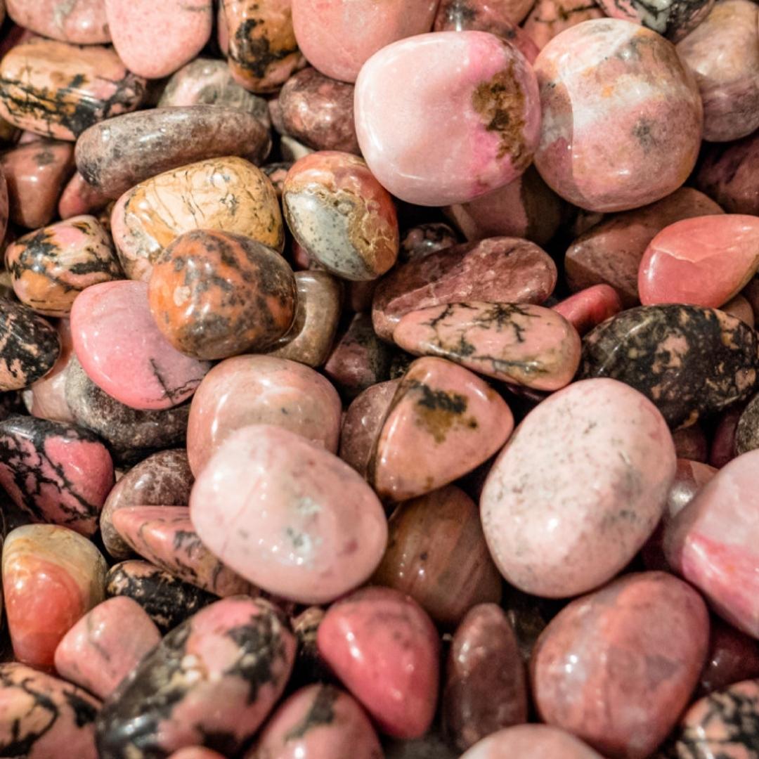 مسبحة حجر الرودونيت الوردي الزاخر - ٩٩ خرزة